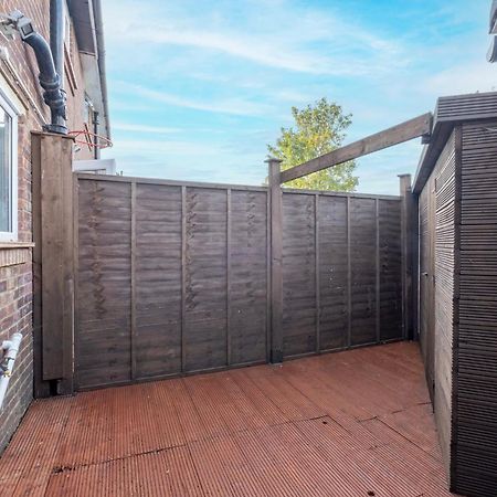 Kings House Apartment Hayes, West London Apt A Northolt  Extérieur photo