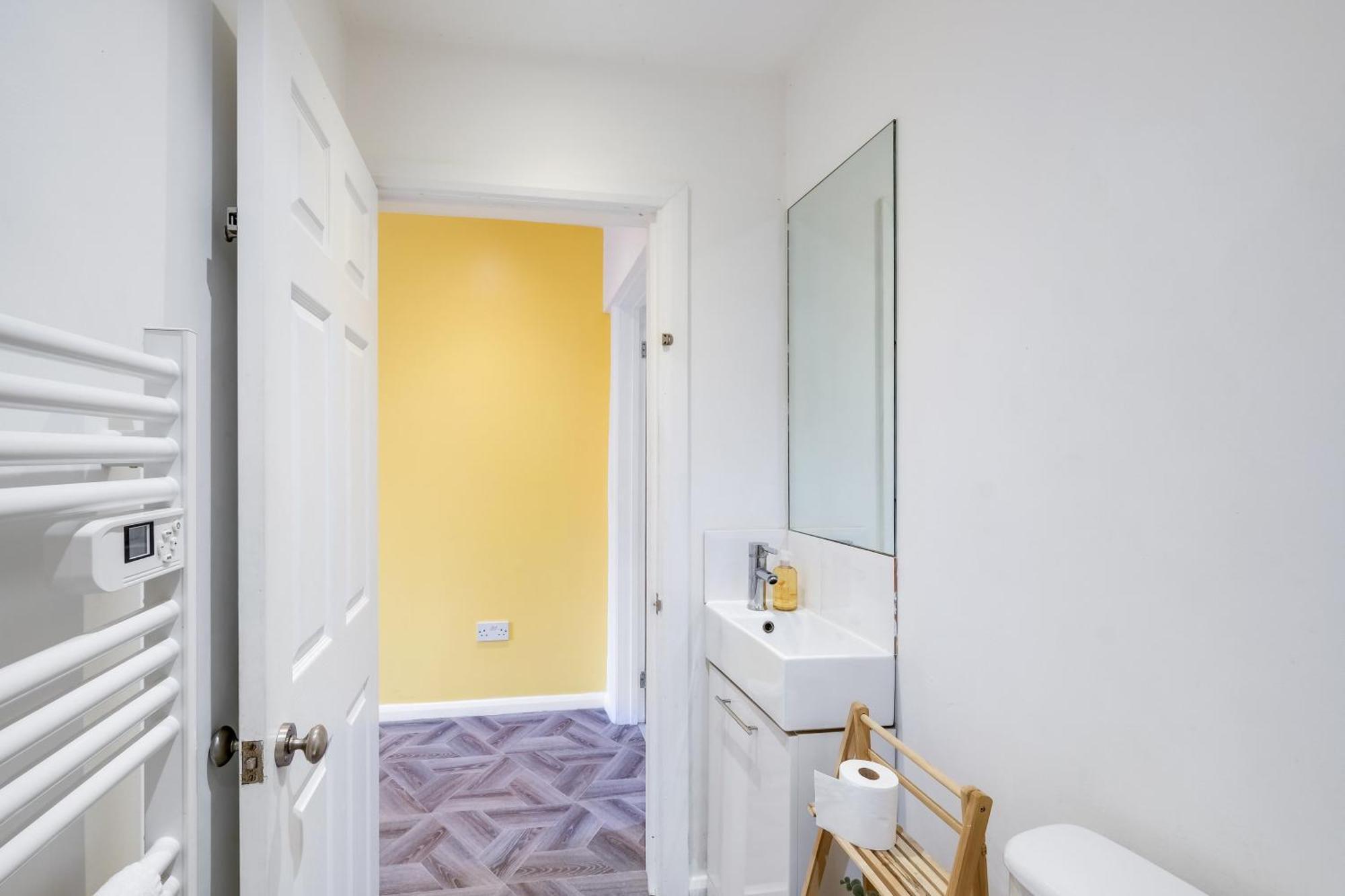 Kings House Apartment Hayes, West London Apt A Northolt  Extérieur photo